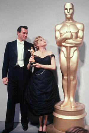 La voici posant en 1960 avec son Oscar de la Meilleure actrice, aux côtés de Rock Hudson