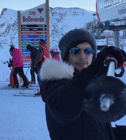Et Louis Tomlinson des One Direction est au ski. 