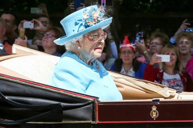 La reine Elizabeth II dans sa calèche