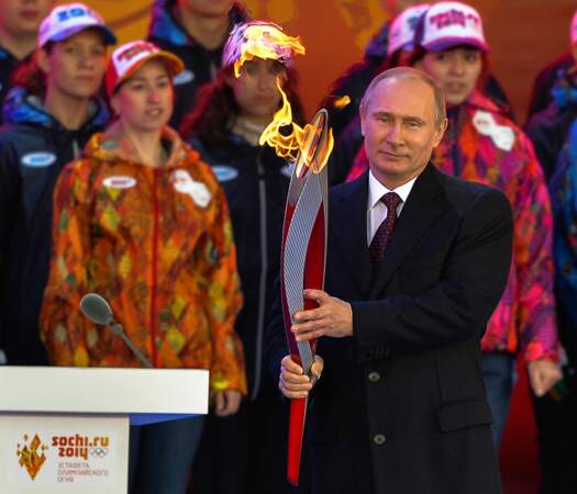 Vladimir heureux de tenir la flamme olympique dans ses mains.