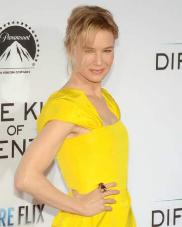 Une robe jaune soleil pour réveiller le teint et la dame lors d'une première à Los Angeles en 2017