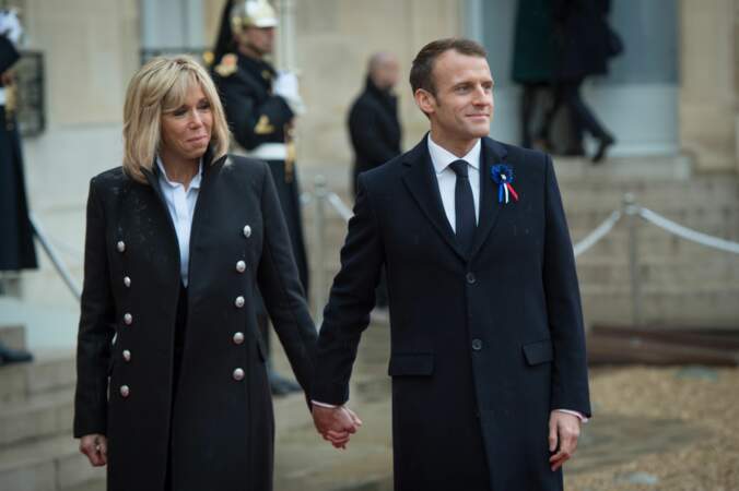 Brigitte et Emmanuel Macron attendent leurs illustres invités sur le perron de l'Elysée avant la cérémonie