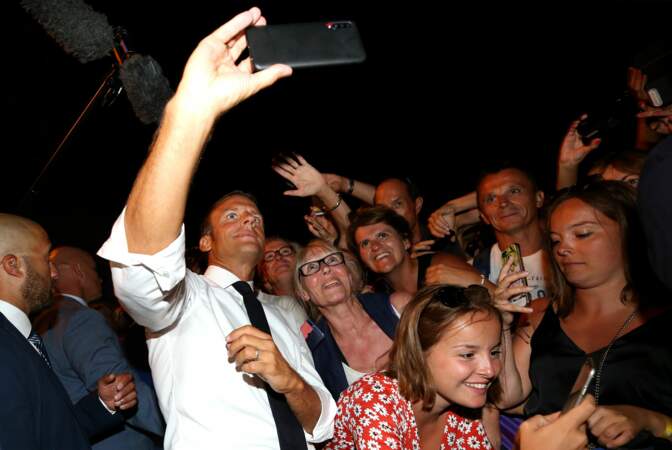 Ce président, c'est le roi du selfie !