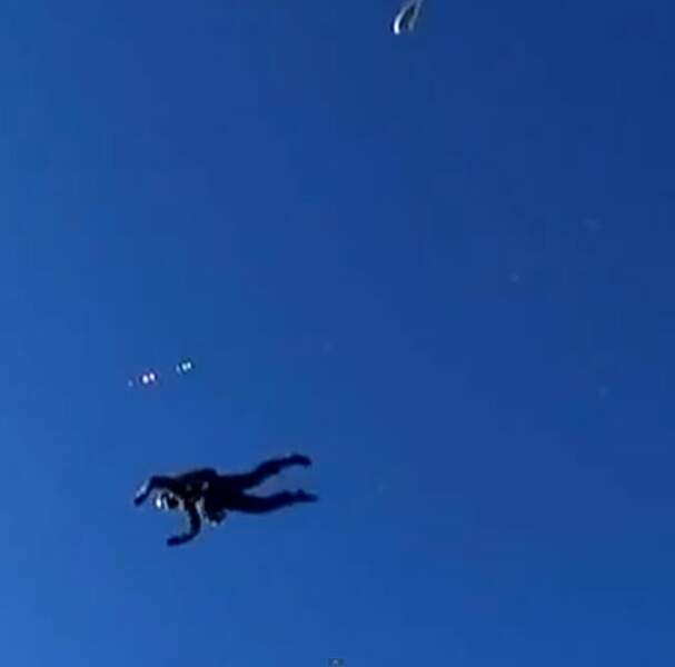 Parachuté au-dessus de la Norvège, Bear vous montre comment survivre avec son attirail et réussir son aterrissage