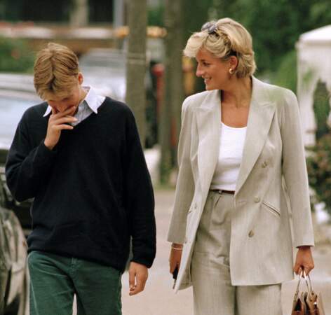 Le prince William déjeune avec Lady Di à Londres, le 21 août 1997
