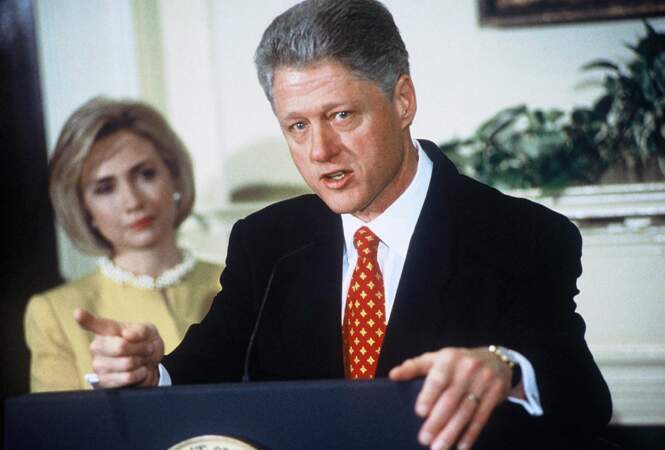 Et se trouve une ennemie : Monica Lewinsky. Mais Bill jure qu'il n'a pas eu de liaison avec la jeune stagiaire !