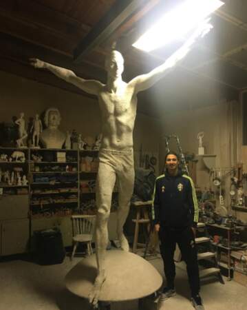 Zlatan a découvert la statue créée en son honneur et qui sera bientôt installée en Suède.