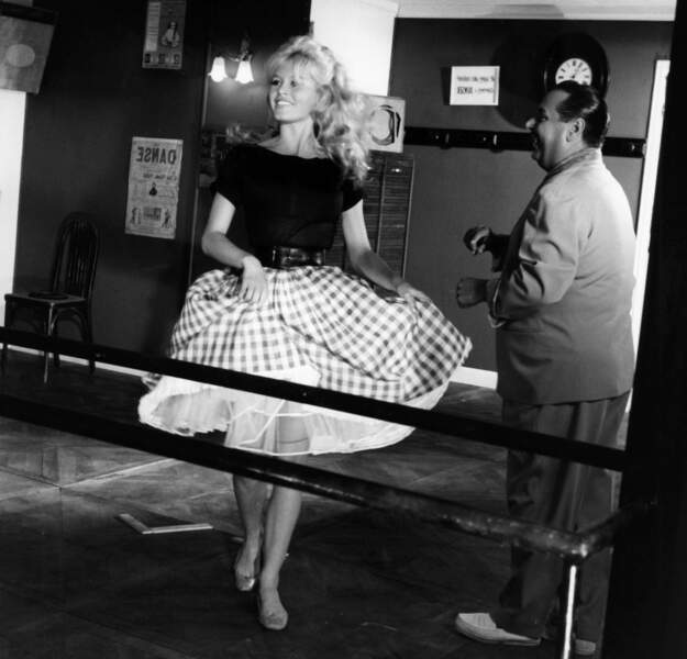 La même année, dans le film Voulez-vous danser avec moi ?, BB arbore une jupe Vichy au côté de Dario Moreno