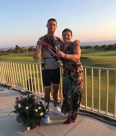 Et Cristiano Ronaldo a célébré avec sa maman Maria Dolores sa future arrivée à la Juventus ! 