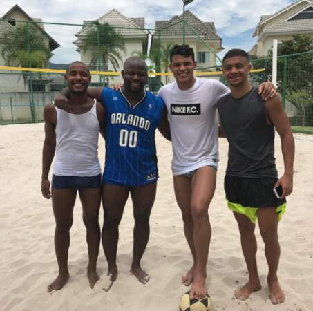 Thiago Silva n'a pas pu résister à l'envie de faire un foot sur la plage 