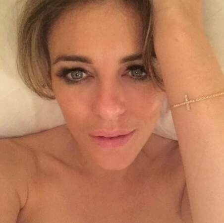 Autres clichés sexy en vrac : selfie topless pour Liz Hurley dans son lit. 