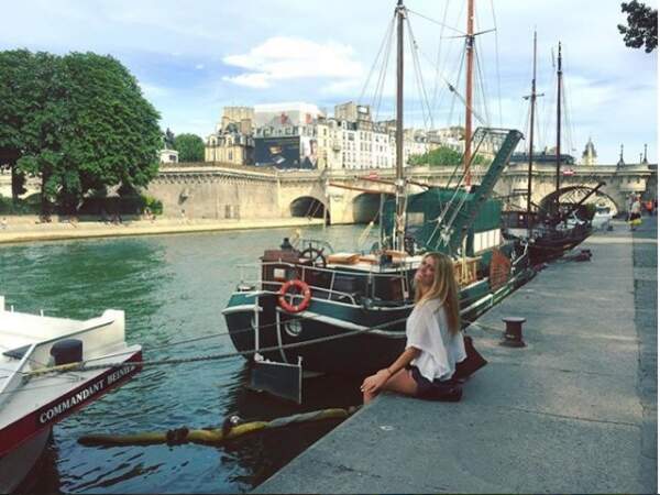 A Paris, elle ne peut s'empêcher de poser à côté d'un bateau ! 