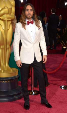 Jared Leto en blanc sur le tapis rouge des Oscars