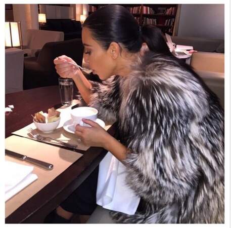 Kim Kardashian dîne en toute simplicité... en manteau de fourrure !