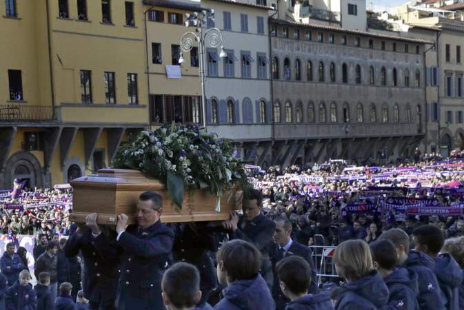 Le cercueil du défunt était auréolé d'une gerbe de fleurs blanches et violettes, les couleurs de son club