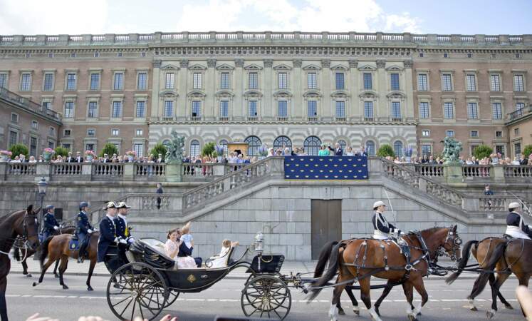 Un peu comme la reine Elizabeth II, la princesse Victoria et sa famille s'apprête à saluer les Suédois.