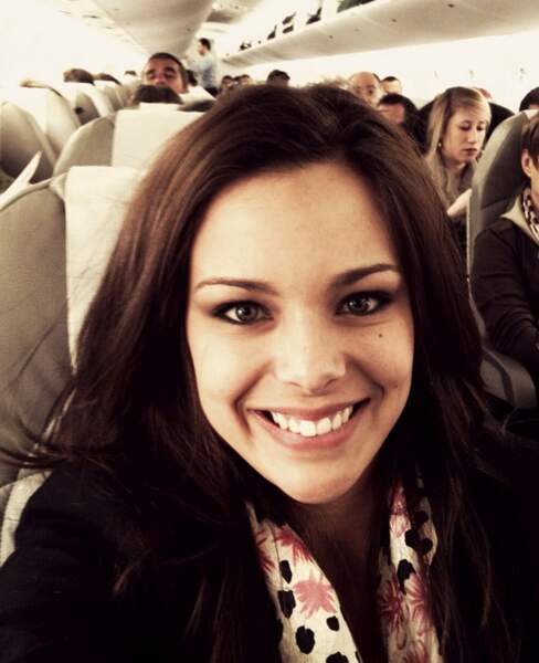 Marine Lorphelin (Miss France 2013) seule passagère de l'avion à avoir le sourire !