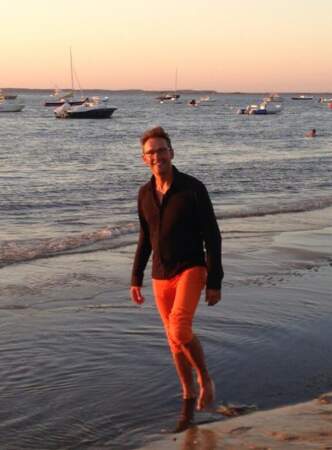 Pendant les vacances, Julien Courbet est tranquille. Il ose même le pantalon orange