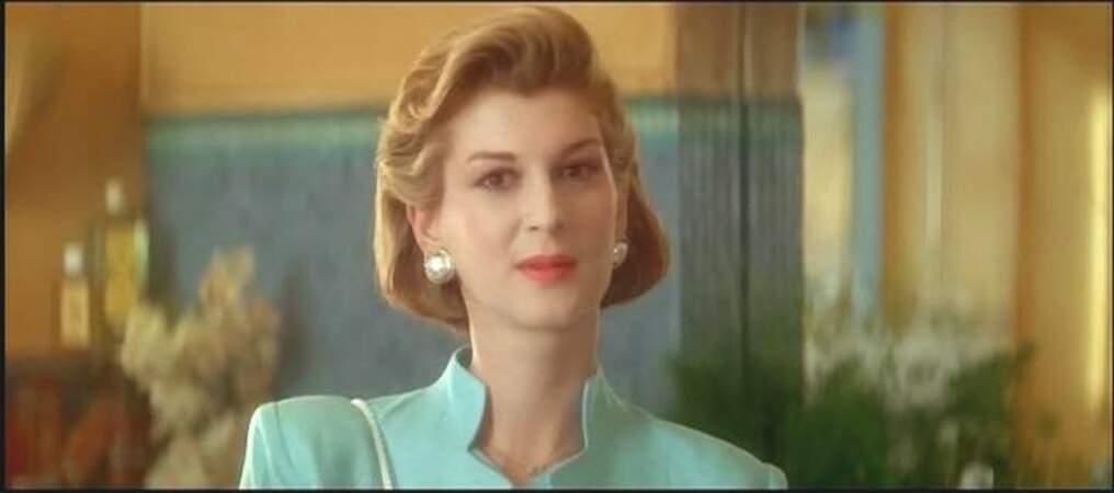 L'une de ses premières apparitions, dans Le Mari de la coiffeuse (1990), dans le rôle d'une maman d'enfant adopté