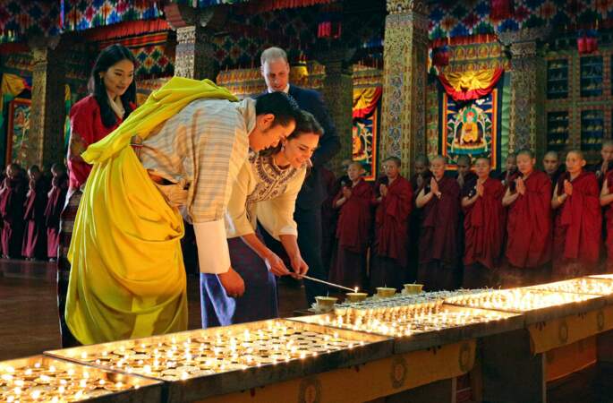Tous se plient aux rituels du temple bouddhiste