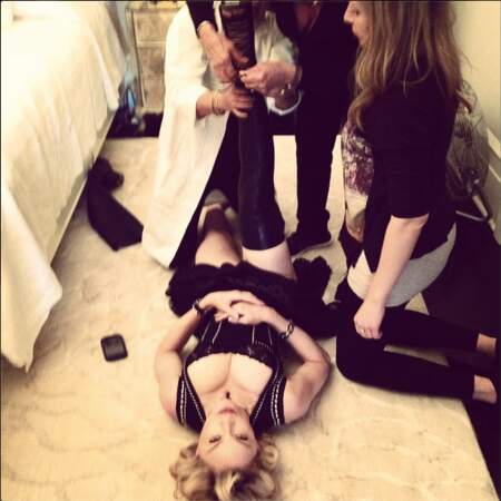 Et on termine avec Madonna qui a de GROS problèmes pour enlever ses bottes !
