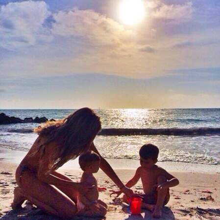 La top-model brésilienne Gisele Bündchen fête ce jour avec ses enfants à la plage