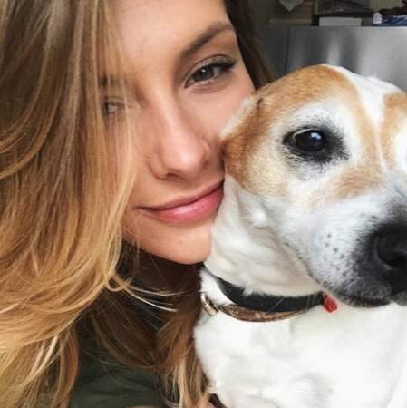 Camille Cerf fait des selfies avec son chien.