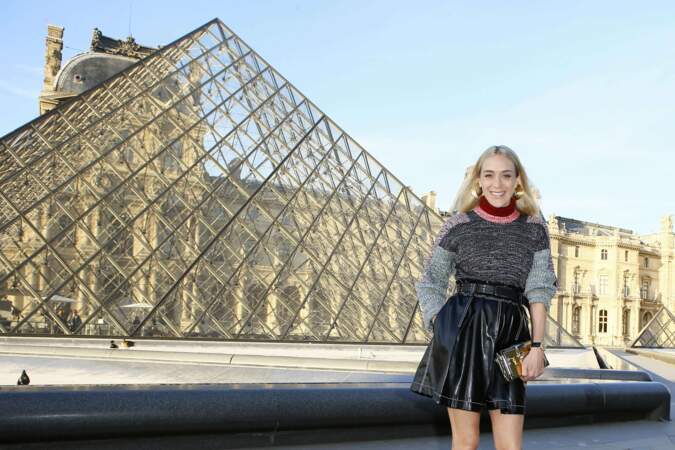 L'actrice américaine Chloe Sevigny prend la pose devant la Pyramide du Louvre