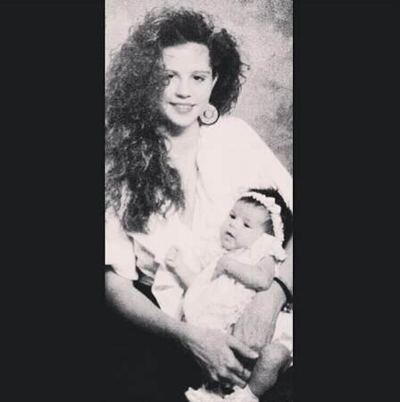 La jeune chanteuse Selena Gomez poste une photo de sa maman chérie 