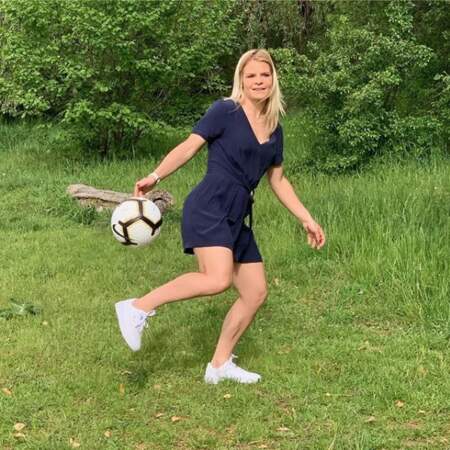 Même sur son temps libre, Eugénie continue de jouer au foot