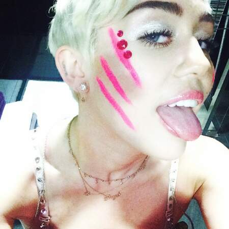 Miley a un problème, elle ne peut pas s'empêcher de tirer la langue.