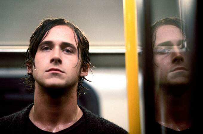Dans "Stay" (2005) il est étudiant devenant suicidaire après un accident de voiture. Ça fait presque peur...