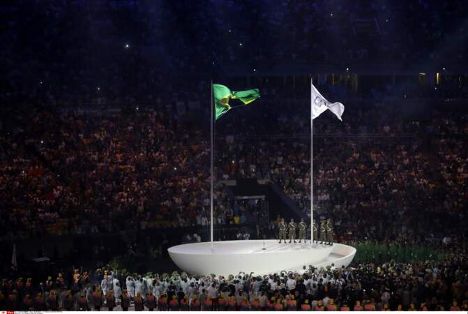Les drapeaux brésilien et olympique ont été hissés et flottent ensemble sur le stade Maracaña