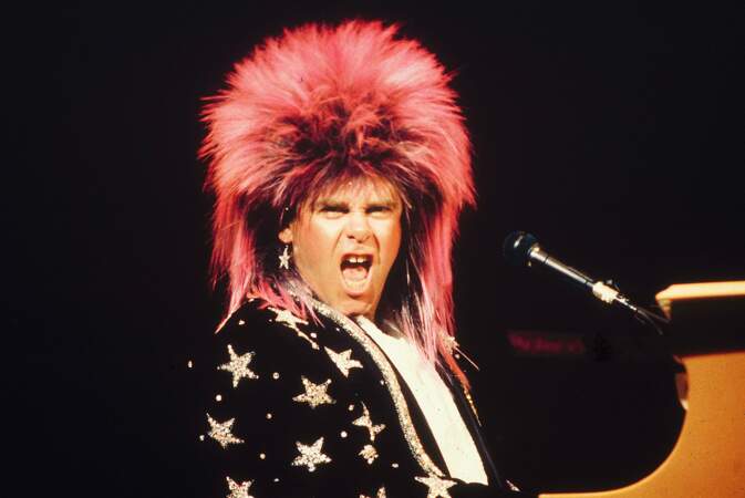Chevelure et paillettes font autant le show que Sir Elton John à Sydney, en Australie, en 1986