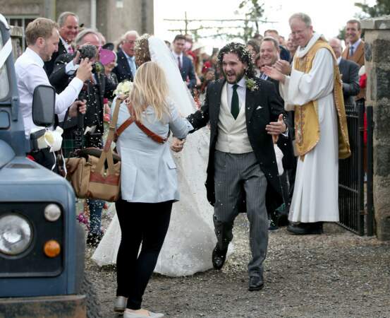 Les mariés félicités par leurs proches au sortir de l'église