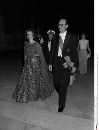 Désormais épouse de Premier Ministre, elle enchaîne les galas comme ici à Versailles en 1975
