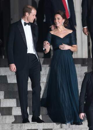 Kate Middleton avait opté pour sa robe fétiche, déjà portée deux fois et accessoirisée avec de superbes boucles !