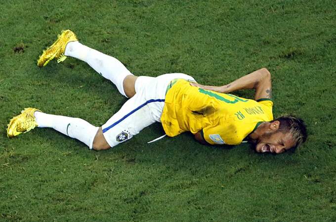 Pour Neymar, c'est le drame (et là, on sent qu'il ne fait pas semblant d'avoir mal...) 