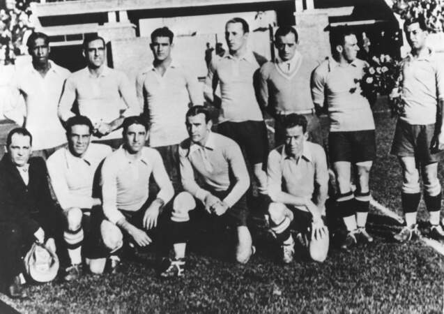 1930 - L'Uruguay remporte la première Coupe du monde face à l'Argentine (José Nasazzi est le capitaine)