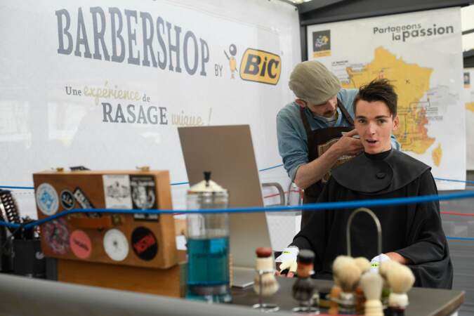 Romain Bardet, lui, entretient sa coupe chez le coiffeur