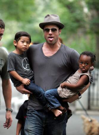 Regardez Brad Pitt, c'est un papa super fort avec Zahara et Pax