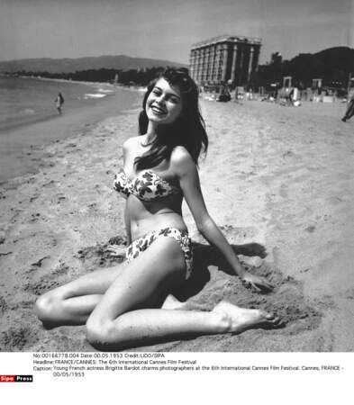 1953, Festival de Cannes, Brigitte Bardot (18 ans) ose poser en bikini sur la plage du Carlton. 