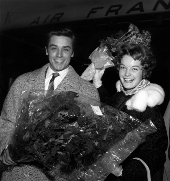 En 1958 le jeune Delon accueille Romy Schneider sur le tarmac pour le tournage de Christine. Le début d'une idylle.