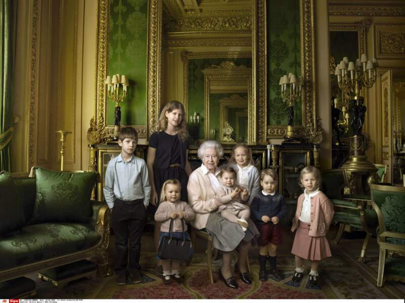 Et dans la foulée, Elisabeth II pose avec ses petits et ses arrières-petits-enfants