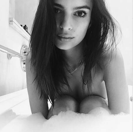 Une nouvelle photo de nu d'Emily Ratajkowski, cette fois-ci dans son bain.