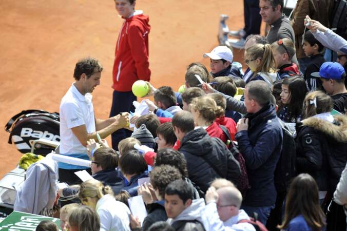 Les enfants étaient nombreux pour demander des autographes aux joueurs... Comme ici avec Julien Benneteau...