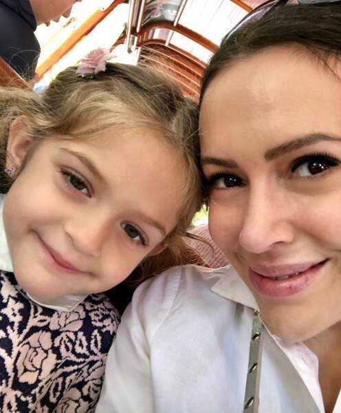 Et on démarre avec ce selfie mère-fille d'Alyssa Milano et sa petite Elizabella. 
