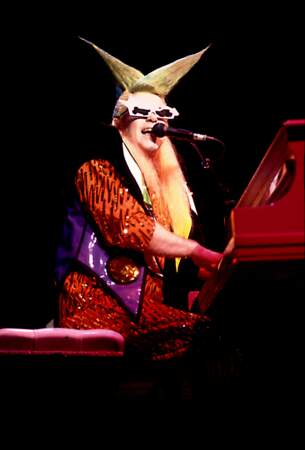 A Chicago en 1986, Elton John a une imagination débordante !