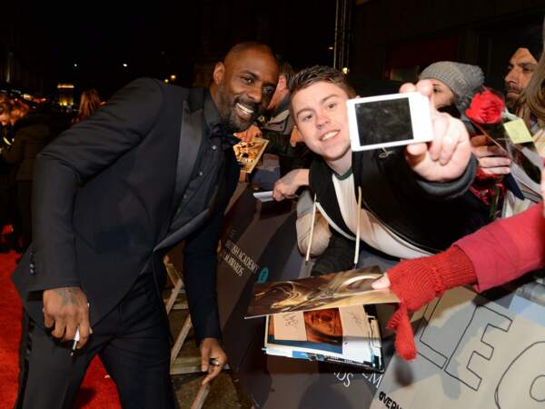 Pendant qu'Idris Elba préférait donner de son temps aux nombreux fans venus admirer leurs acteurs préférés