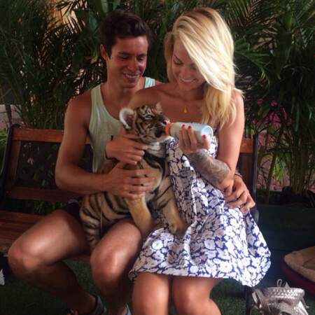 Et on termine par cet adorable cliché du couple avec un bébé tigre. Ok, là on est beaucoup trop jaloux ! 